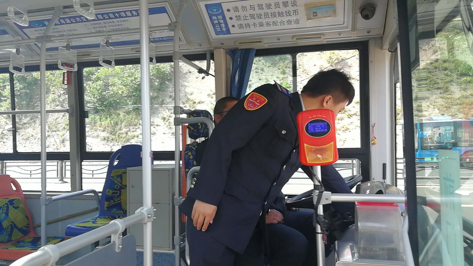 公交集團(tuán)稽查大隊(duì)開(kāi)展車輛衛(wèi)生排查整治活動(dòng)